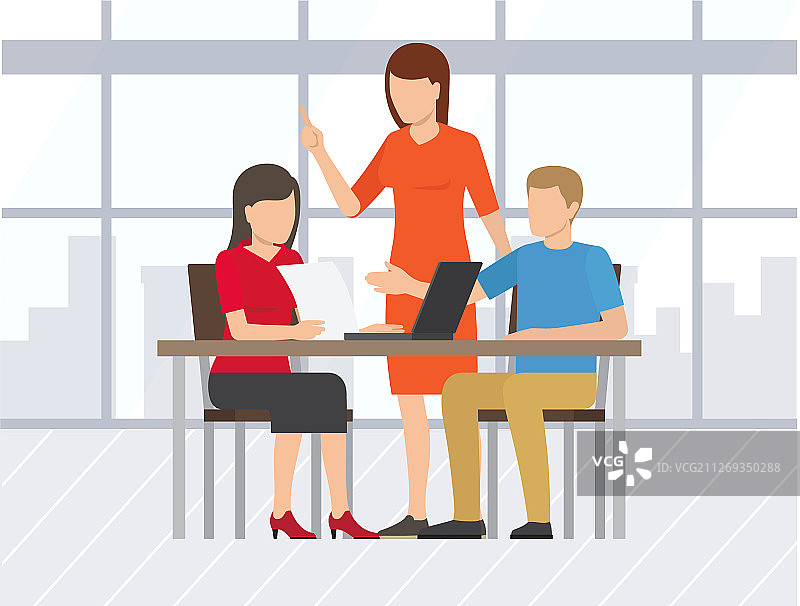 团队协作：使用笔记本电脑的员工图片素材