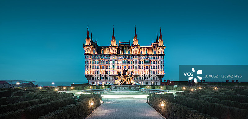 中国山东烟台欧式建筑文成城堡夜景图片素材