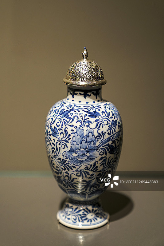 多哈伊斯兰艺术博物馆展品 蓝白相间的陶瓷罐 水罐图片素材