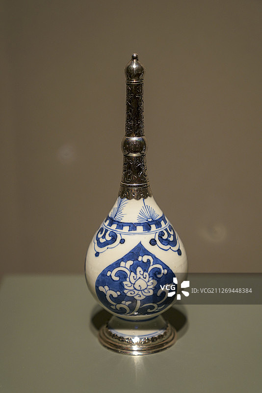 多哈伊斯兰艺术博物馆展品 蓝白相间的陶瓷罐图片素材