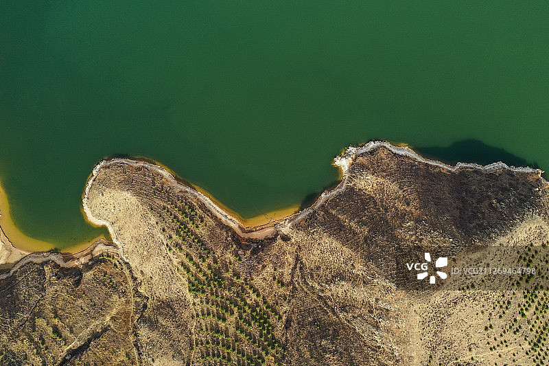 湖面与荒山+内蒙古乌兰察布市兴和县察尔湖图片素材