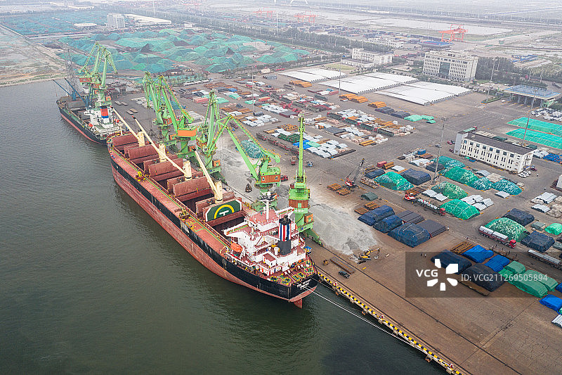 天津港货轮装载货物图片素材