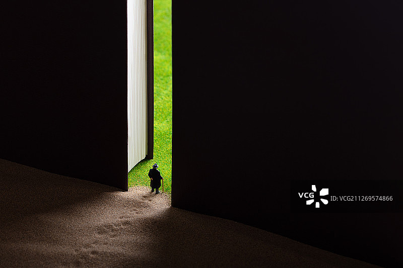 书本大门曙光连接沙漠与绿洲智者图片素材