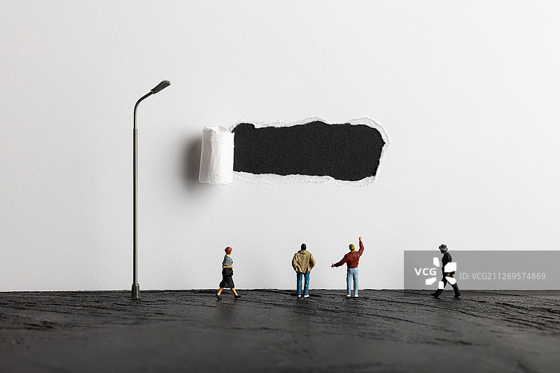 人群围观撕开的纸图片素材