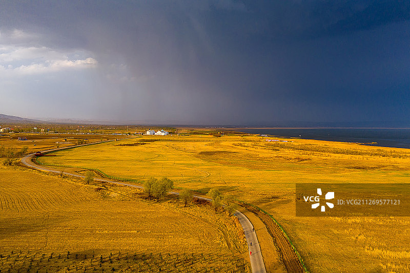 夕阳下的草原+内蒙古乌兰察布市凉城县岱海图片素材
