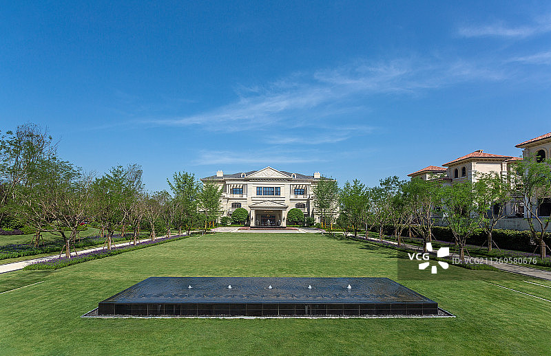 别墅小区大草坪图片素材