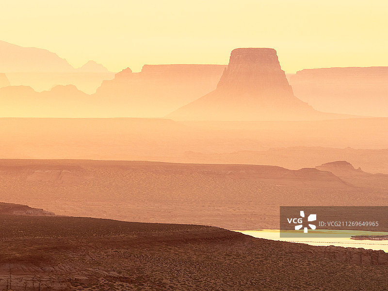 美国亚利桑那州鲍威尔湖的朦胧日出图片素材