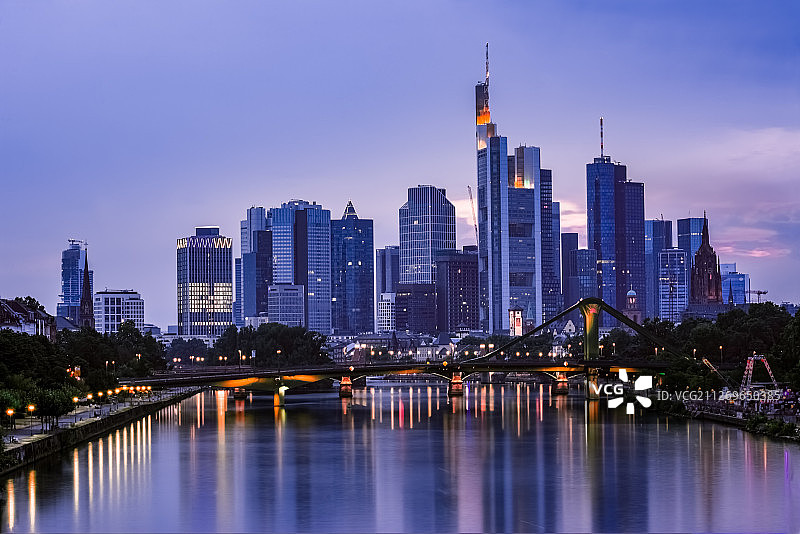 法兰克福黄昏时分的城市河流景观图片素材