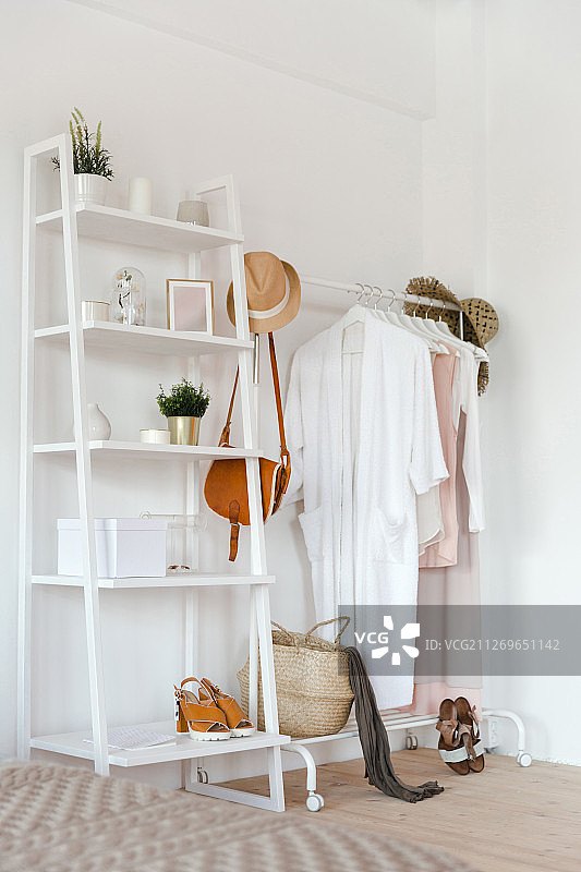 粉彩色服装和配饰架图片素材