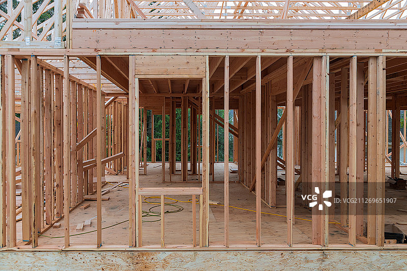 新房子的梁木框架图片素材