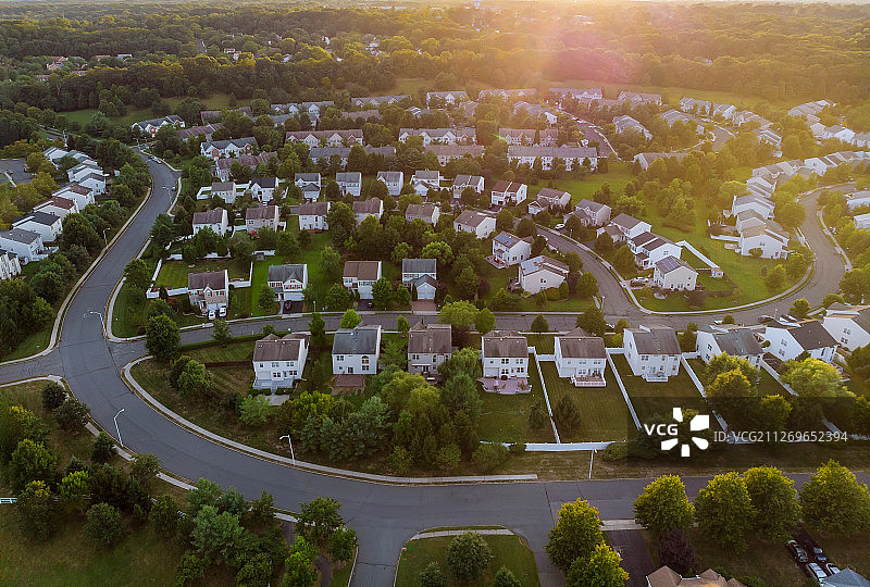 黎明时分的住宅区航拍图片素材