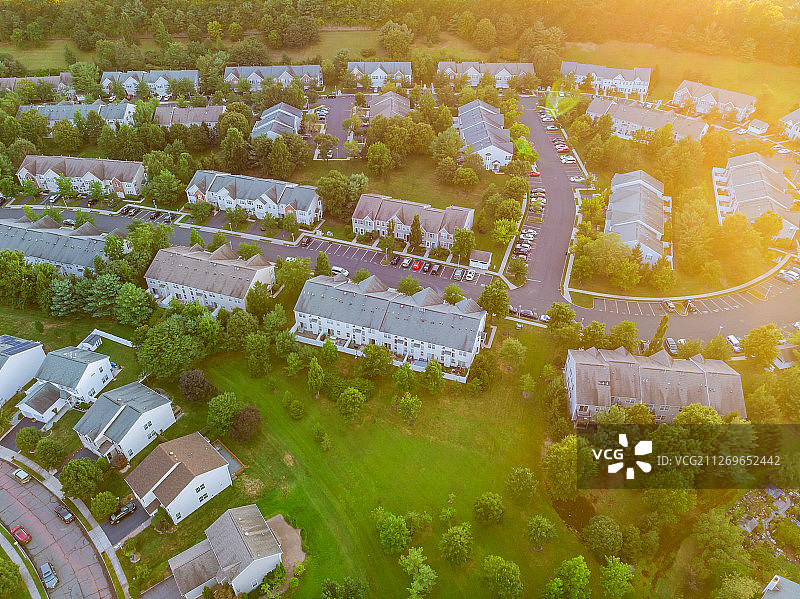 黎明时分的住宅区航拍图片素材