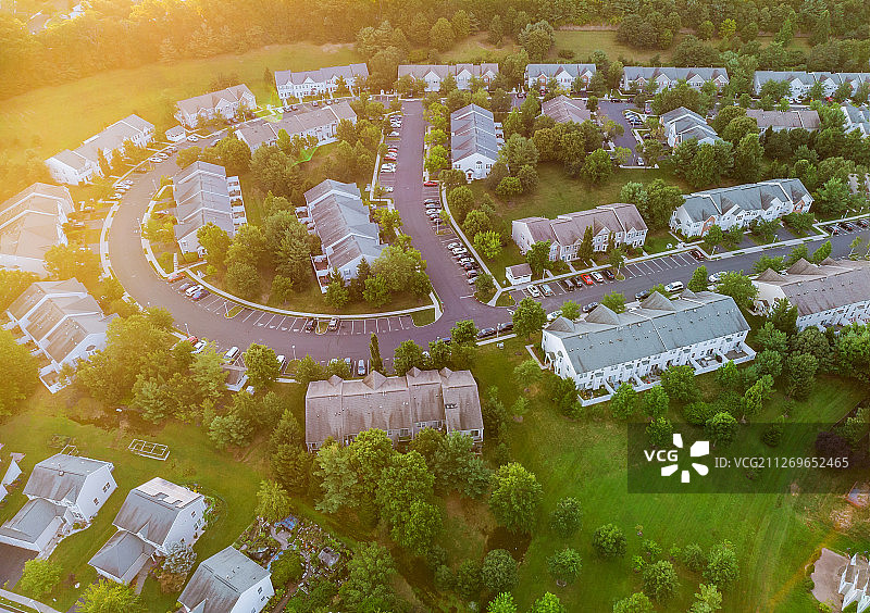 黎明时分的住宅区航拍图片素材