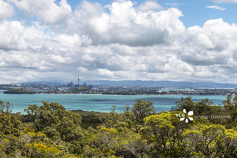 从新西兰朗伊托托岛看奥克兰城市风光图片素材
