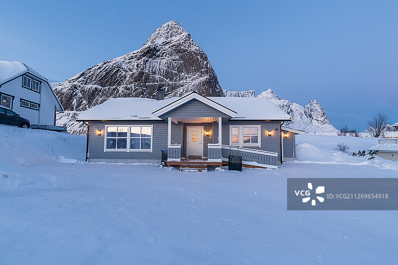 挪威罗弗敦群岛雪地房子图片素材