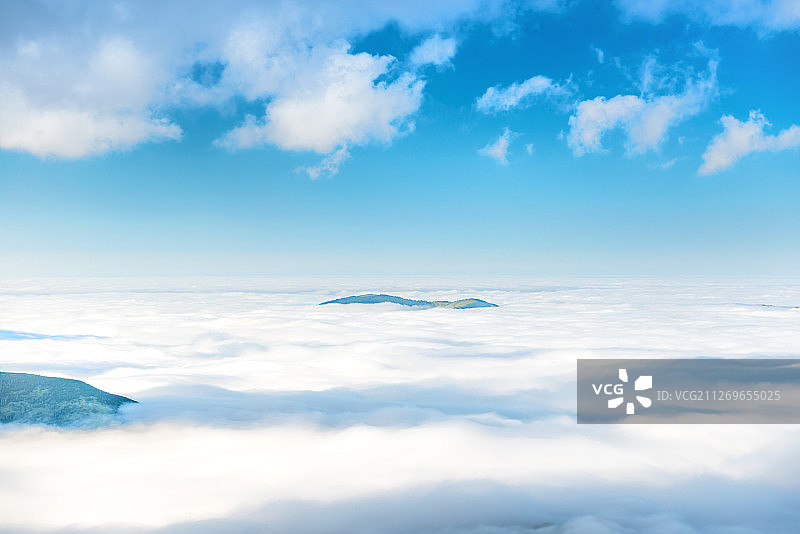 山顶上的云彩图片素材