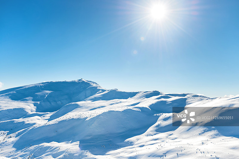 晴空下白雪皑皑的山脉航拍图片素材