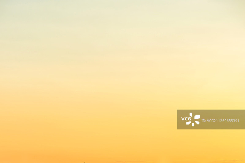 日落时分的橘色晴朗天空图片素材