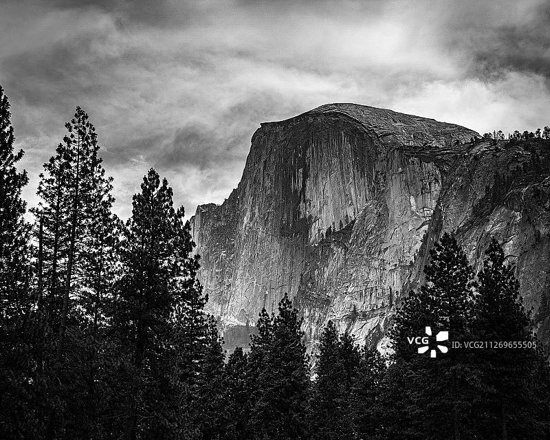美国加利福尼亚州优胜美地山谷的巨石景观图片素材