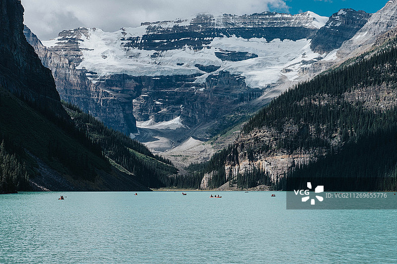 山地湖泊上的皮划艇图片素材