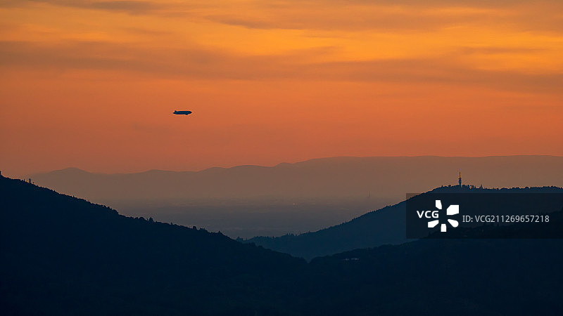 日落时分的飞艇图片素材