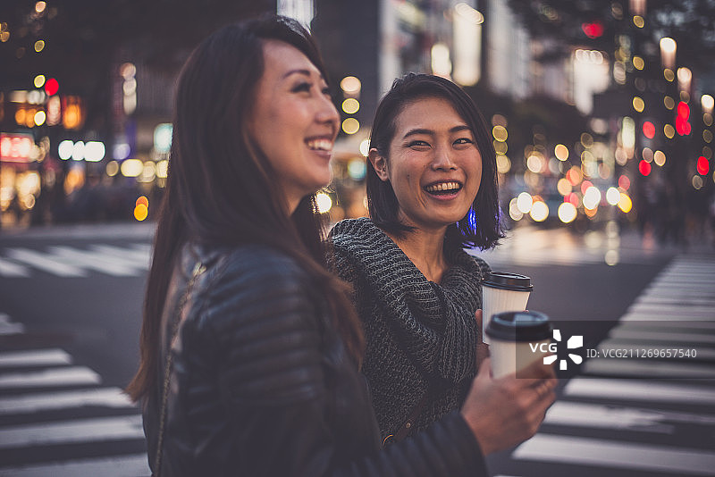 东京夜晚街道上的两位日本女人图片素材