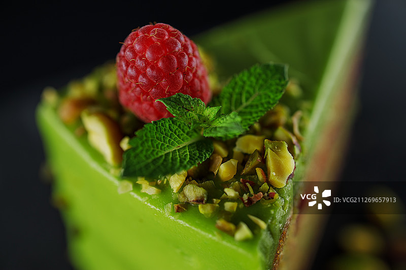 用坚果、覆盆子和薄荷装饰的绿色蛋糕图片素材