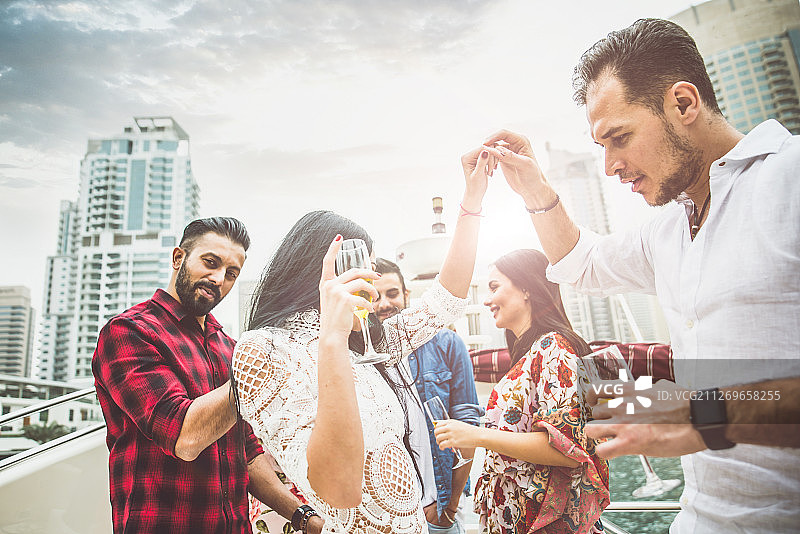 在游艇上跳舞的朋友们图片素材
