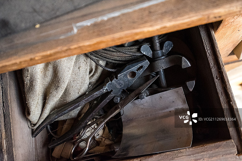 装满工具的抽屉柜图片素材