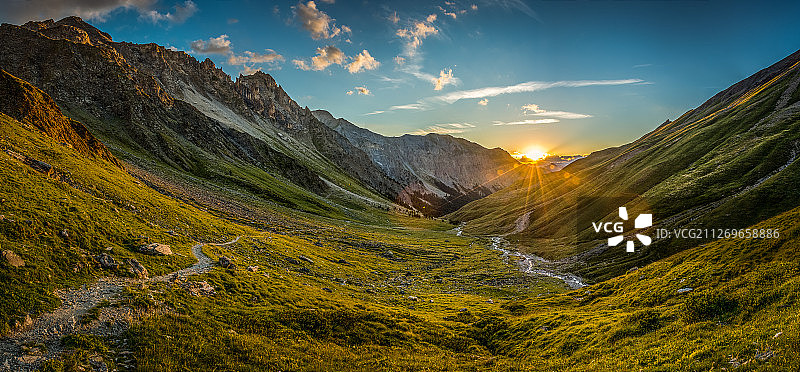 山谷日出全景图片素材