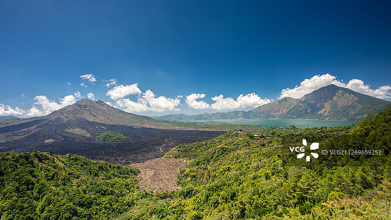 印度尼西亚巴图尔火山和阿邦火山的夏季景色图片素材