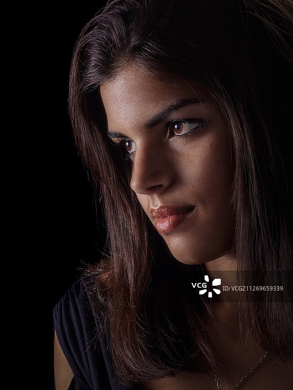 棕色长发女孩图片素材