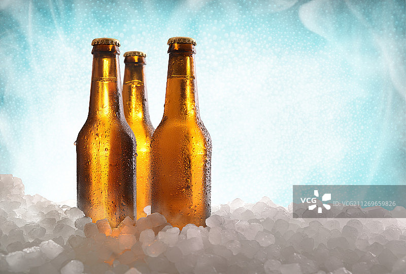 冰块中的瓶子特写图片素材