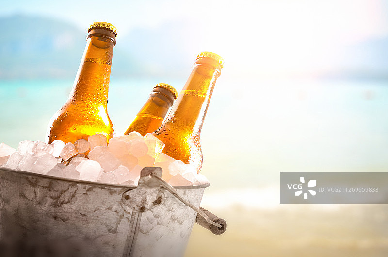 冰桶中瓶子特写图片素材