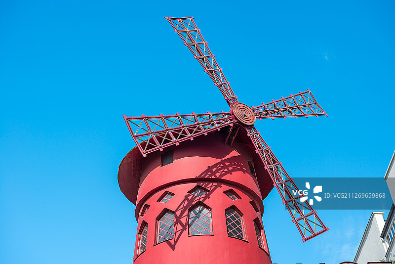 仰视法国巴黎风车图片素材