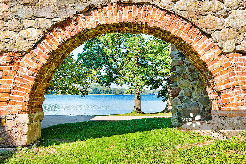 湖边的砖拱和树木图片素材