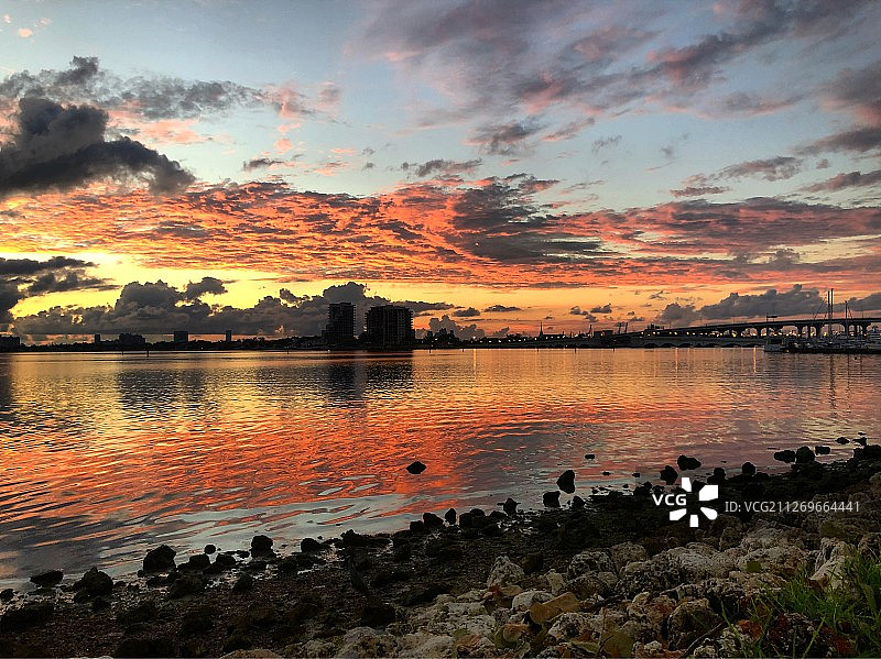 美国佛罗里达州比斯坎湾水面反射的壮丽日落天空图片素材
