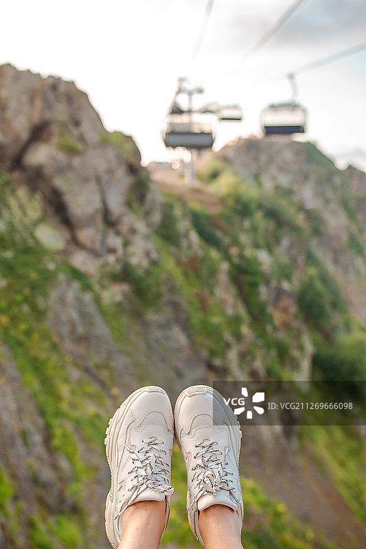 鞋子和缆车背景中的脚图片素材
