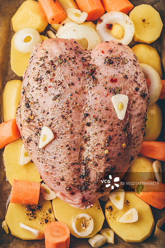 调味鸡胸肉与胡萝卜和土豆的特写图片素材