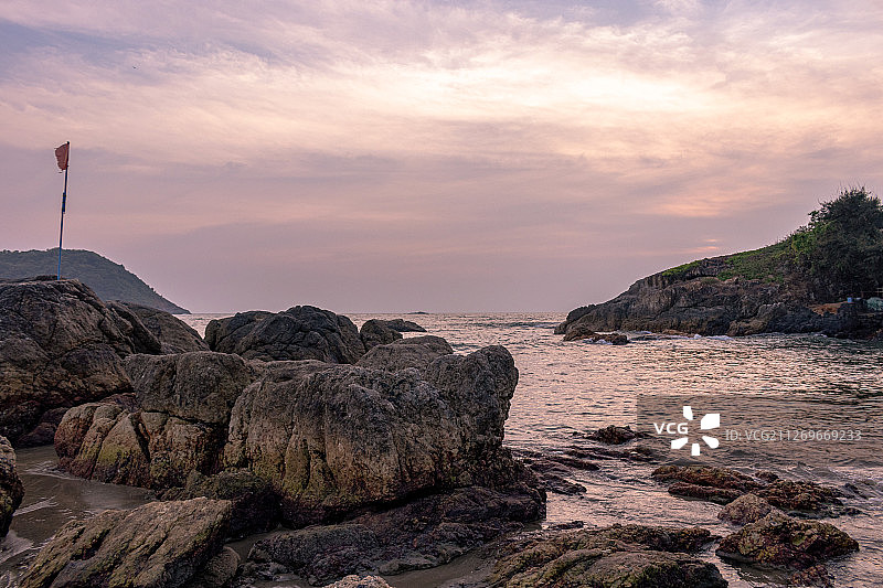 日落时分的岩石海岸线图片素材