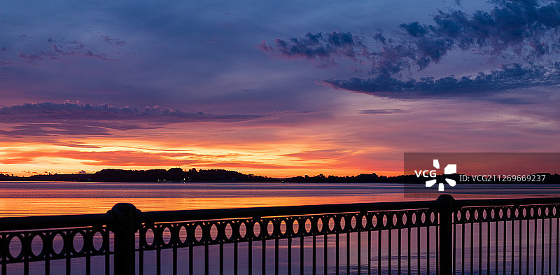 黎明时分的港口图片素材