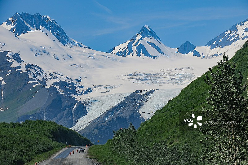 美国阿拉斯加州瓦尔迪兹山脉的沃辛顿冰川景观图片素材