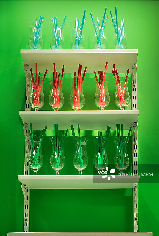 五彩塑料吸管与饮水杯图片素材