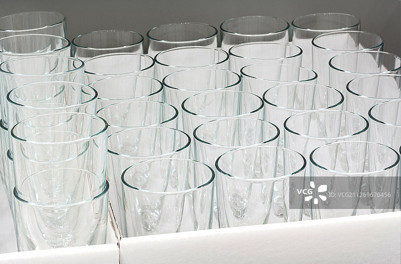 装在纸板箱里的大量空玻璃杯图片素材
