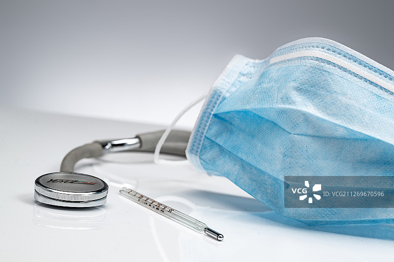 一次性口罩和听诊器图片素材