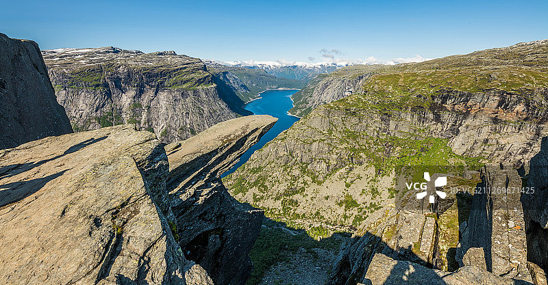 挪威奥达Trolltunga悬崖和岩石地貌图片素材
