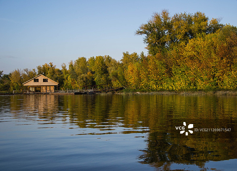 俄罗斯萨马拉的湖景，房屋和树木倒映在水中图片素材