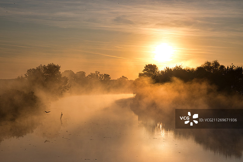 兹雷尼亚宁卡尔斯卡巴拉的雾景，塞尔维亚图片素材