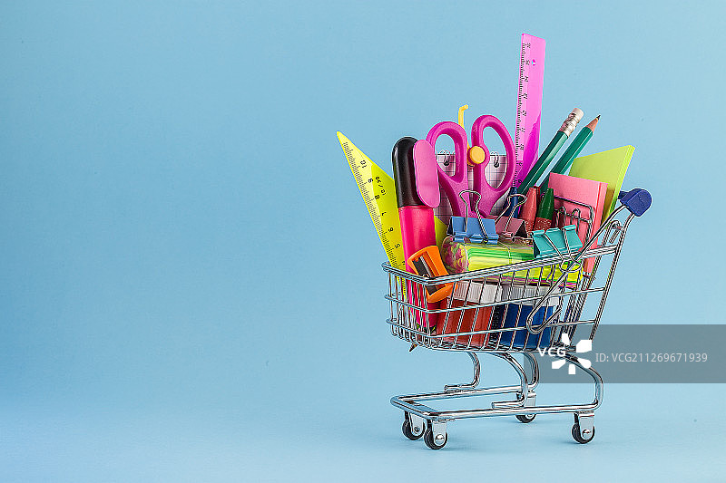 装满学习用品的购物车图片素材