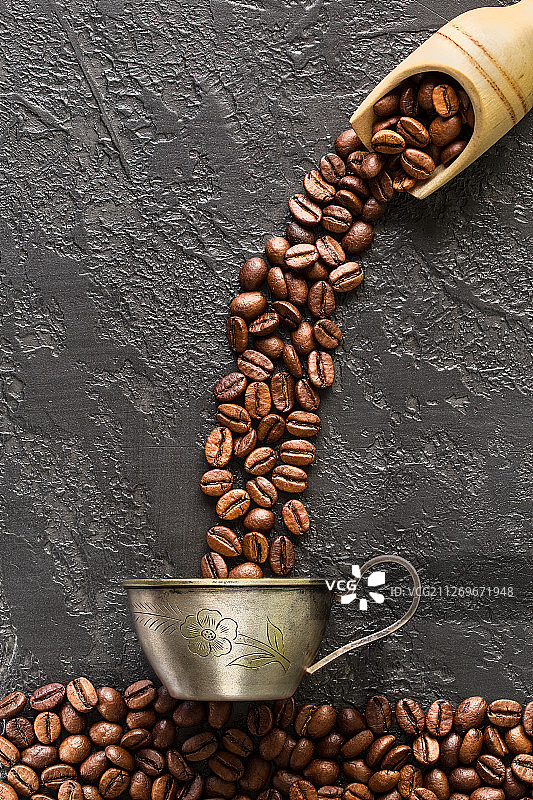 石背景上的咖啡杯和烘焙咖啡豆图片素材